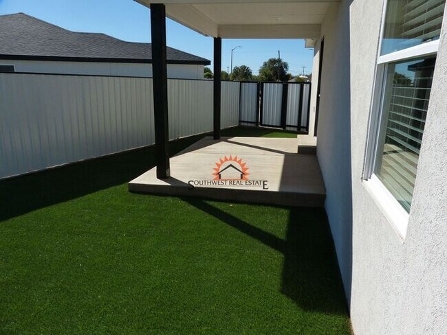 Building Photo - Spacious 2 bedroom 2 bath Duplex.