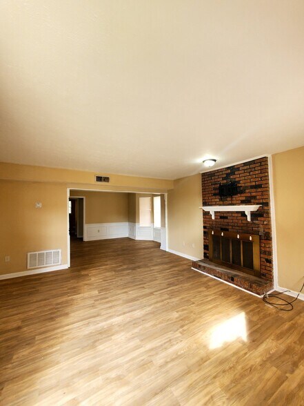 Building Photo - 1701-1702 Jamestown Way