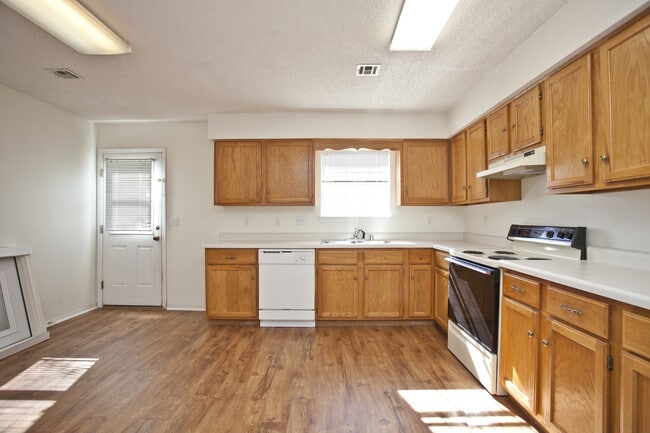 Building Photo - 58B Holly Dr