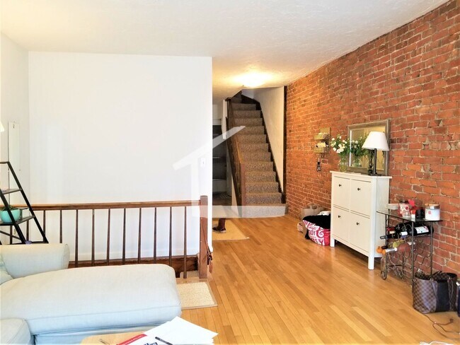 Building Photo - Awesome 3bed 1 bath Duplex in Brighton...