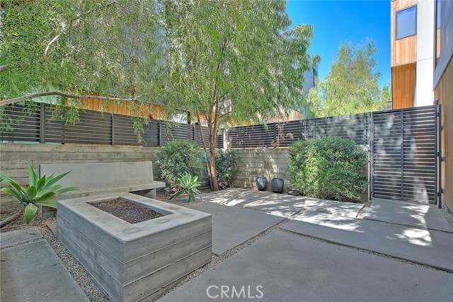 Building Photo - 1825 N Kenmore Ave