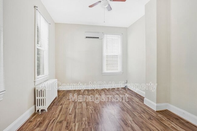 Building Photo - 305 9th St