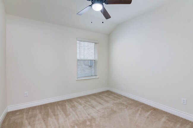 Building Photo - 3 Bed 2 Bath