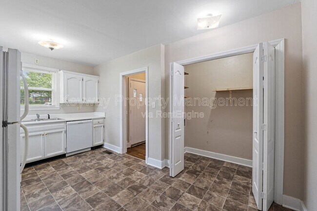 Building Photo - 2334 Redwood Dr
