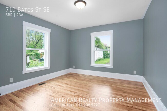 Building Photo - 710 Bates St SE