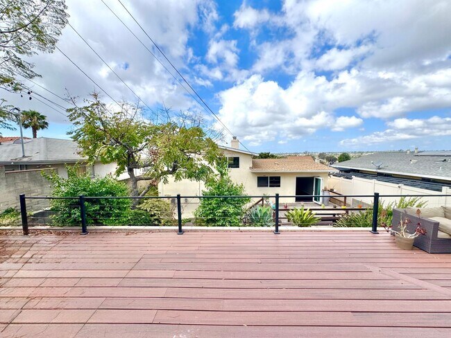 Building Photo - Huge Oak Park Home! 4bd/2.5ba house with incredible yard w/ VIEWS + spa, A/C, garage, W/D!