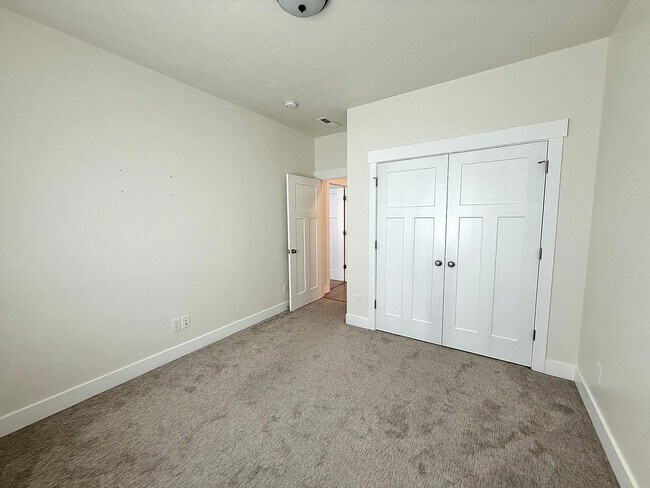 Building Photo - Single-Level 2 Bed / 2 Bath | Garage Available June 1st