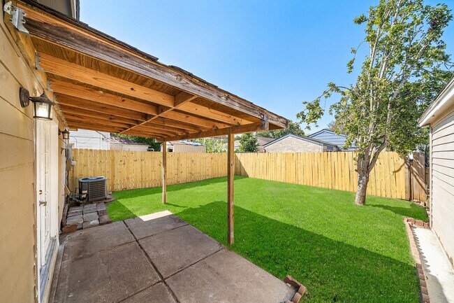 Building Photo - 12104 Burdine St