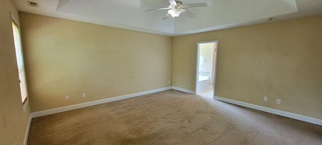 Building Photo - 4 bedroom 2.5 bathroom Home in Maidstone Park