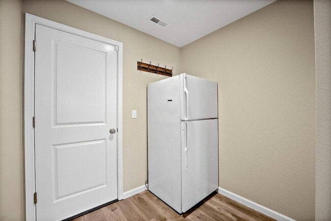 Building Photo - Spacious Spanaway Home w/ A/C & 5 Bedrooms...