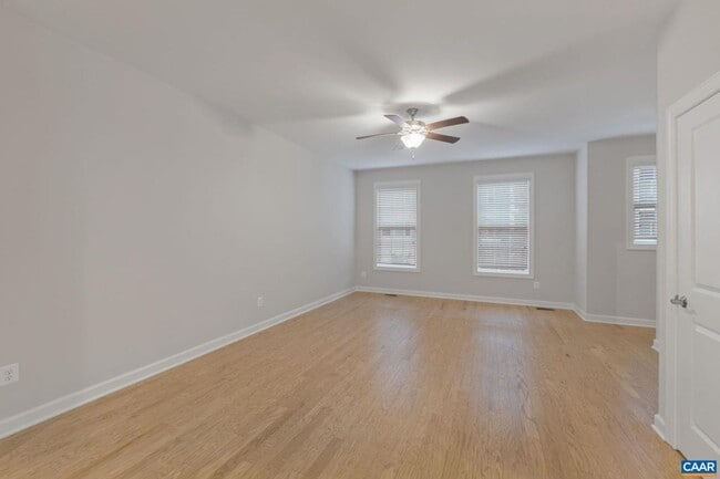 Building Photo - 4 Bedroom 3.5 Bathroom Townhouse with 2 Car Garage - Brownsville Elementary School District