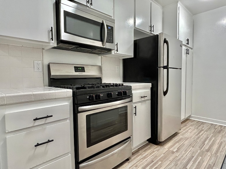 Building Photo - 2038 S Bentley Ave