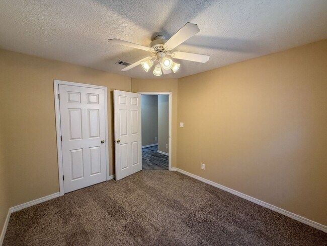 Building Photo - 3 Bedroom 2 Bath Brick Home in Milton!