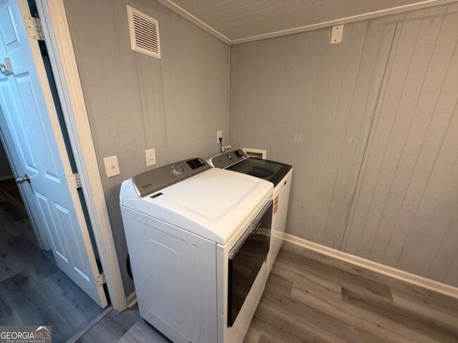 Building Photo - 212 Regal Way W