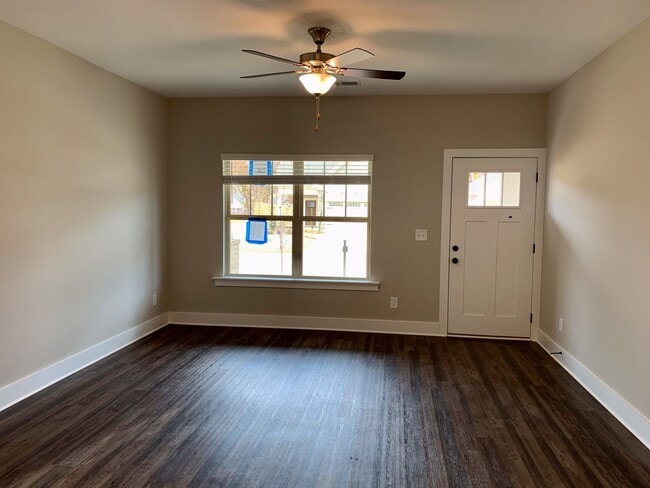 Building Photo - 3 bedroom home with garage and fenced backyard!