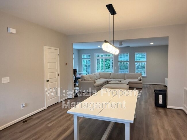 Building Photo - 1059 Lathrop Ln