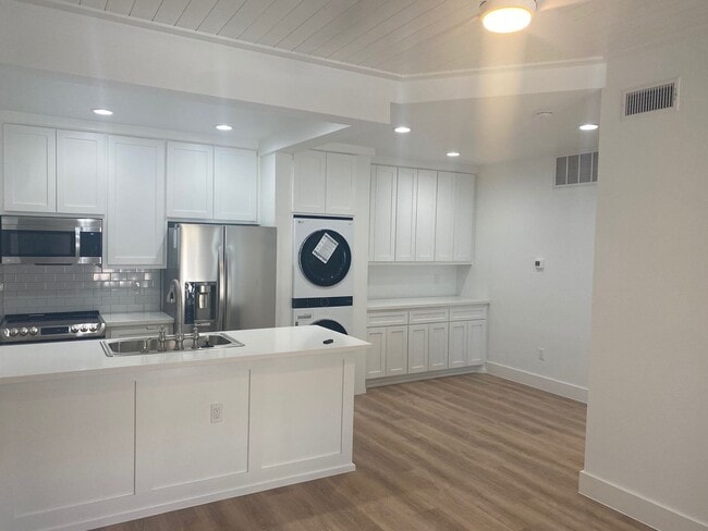 Building Photo - Marina Pointe One Bedroom Unit