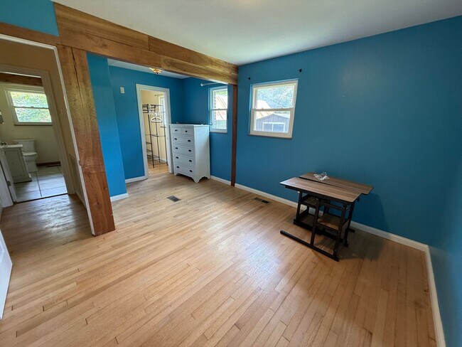Building Photo - 2 Bedroom 2 Bath Single Family Home.