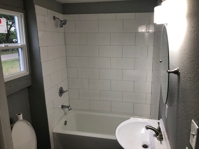 Building Photo - 402 E Walnut St