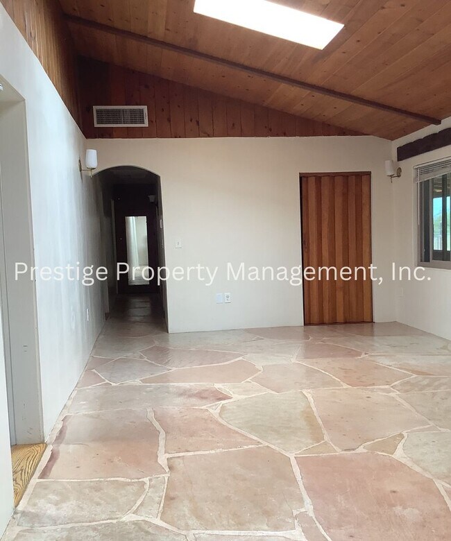 Building Photo - 3BD 2BA Waiting for You to Call Home!!