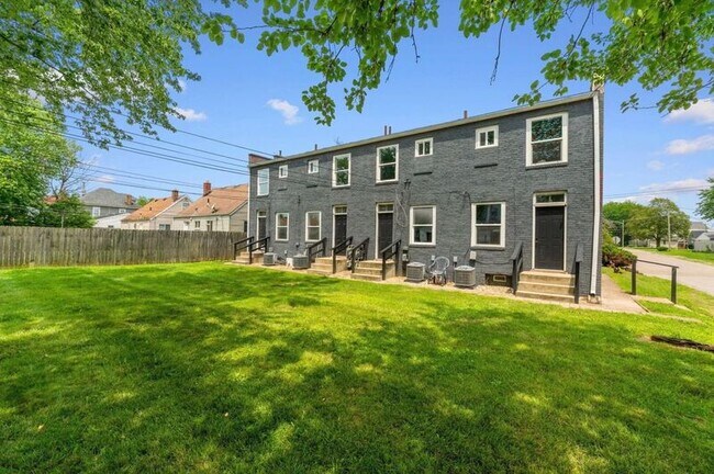 Building Photo - 625 E Gates St