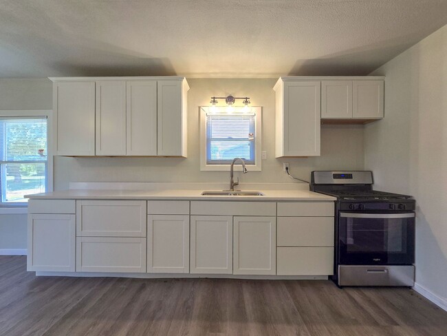Building Photo - 3 Bedroom 1 Bath Home in Shawnee!