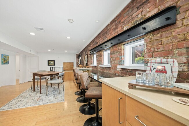 Building Photo - 339 N West Ave