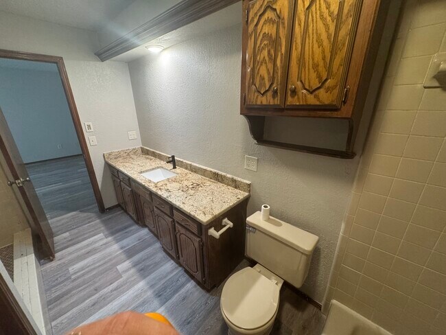 Building Photo - 325 E Parkland Dr