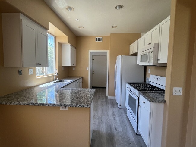 Building Photo - "Charming 3-Bed, 2.5-Bath Home in Oxnard –...