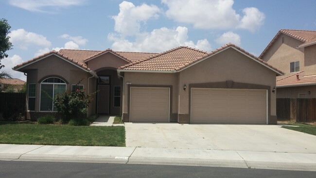 Primary Photo - 4 Bedroom 2 Bath Home on Lemoore Golf Course