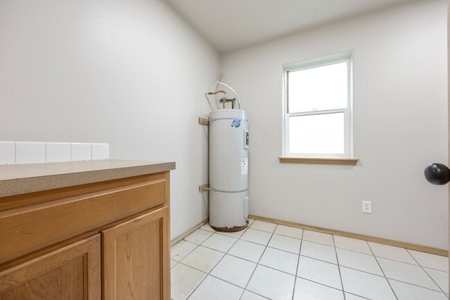 Building Photo - 5Bed/2.5 Bath home available in SE Portland