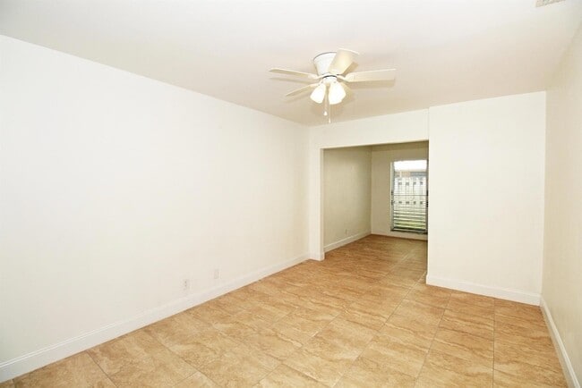 Building Photo - 630 Prosperity Farms Rd