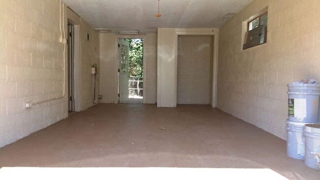 Building Photo - 4 Bedroom Home