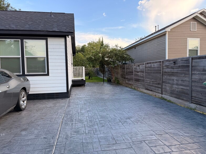 3 Car Driveway - 604 E 42nd St
