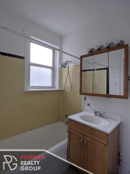 Building Photo - 711 W Belmont Ave