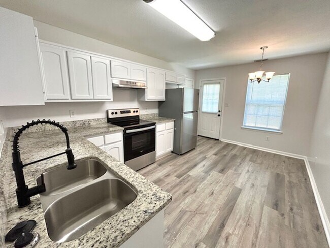 Building Photo - Beautiful 3 Bedroom 2 Bath Home in the Heart of Madison!