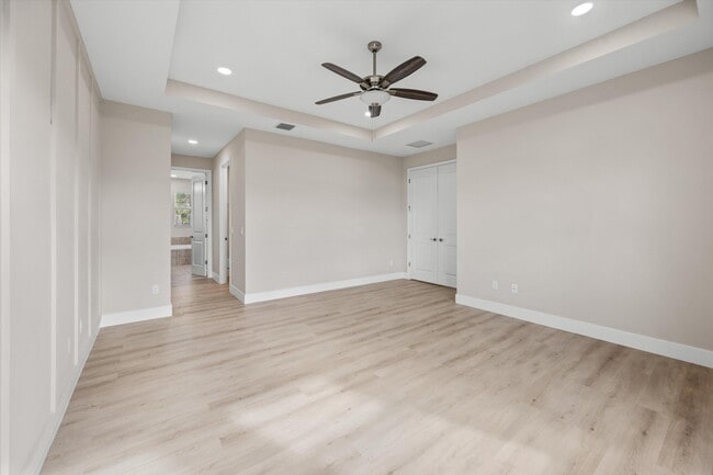 Building Photo - 16280 Oakview Dr