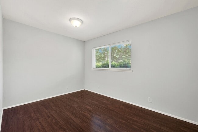 Building Photo - 819 Kingswood Ave