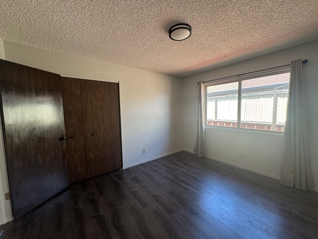 Building Photo - BRIGHT CORNER HOME WITH SPACIOUS BACKYARD ...