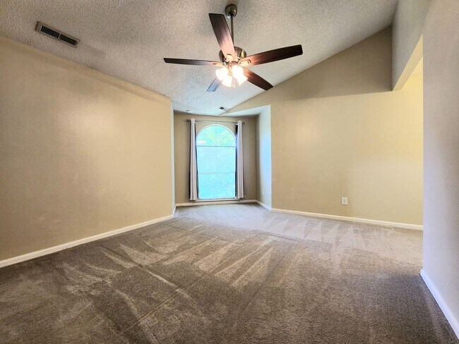 Building Photo - End Unit Townhouse in Chimny Hill