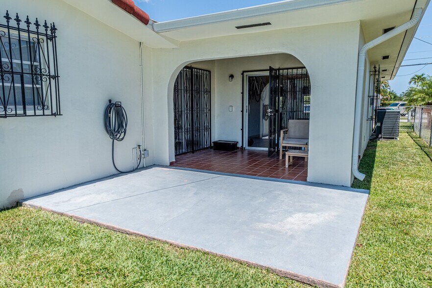 Building Photo - 1020 SW 84th Ave