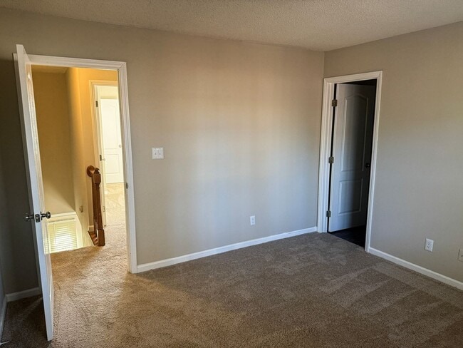 Building Photo - 113 Henley Pl