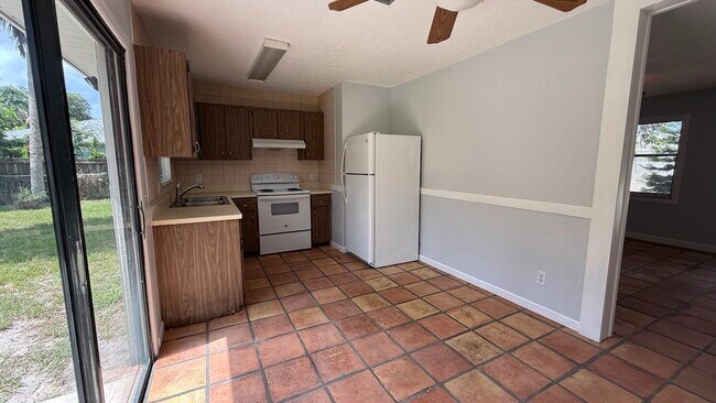 Building Photo - 2325 SW Pamona St