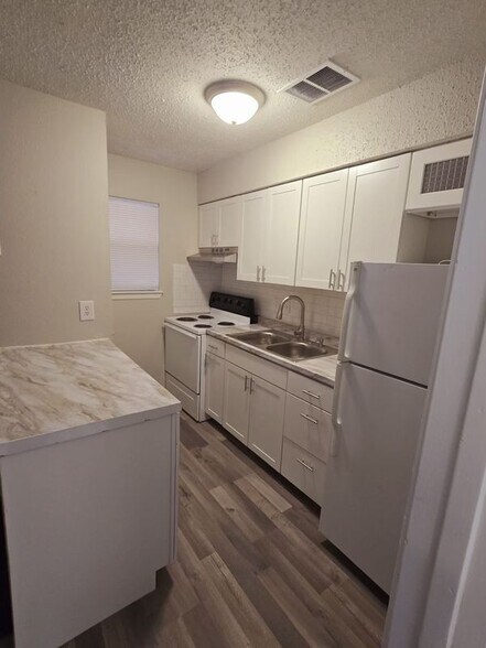 Building Photo - 2620 Ektom Dr