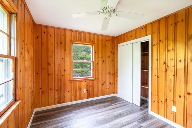 Building Photo - 315 Lake Dr