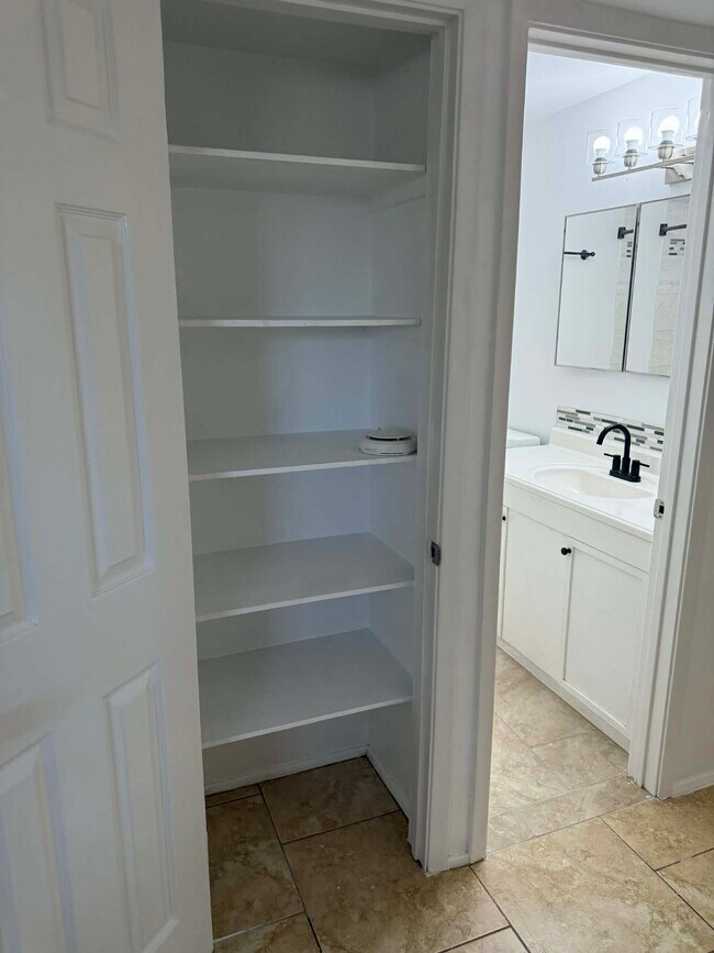 Building Photo - 7234 E Beverly Dr