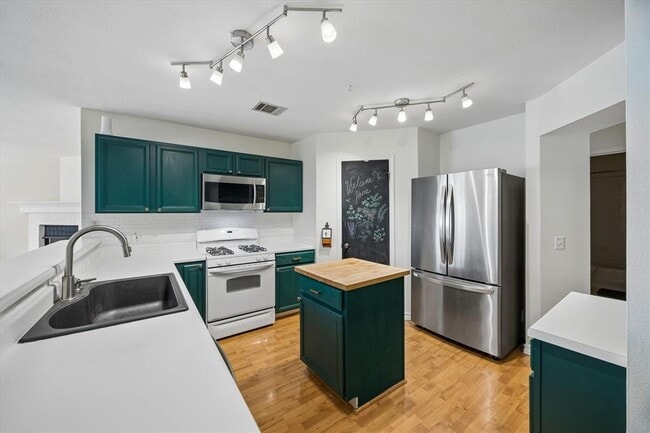 Building Photo - 2011 Harvest Moon Dr