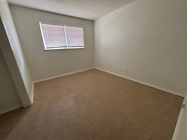 Building Photo - Southern Hills