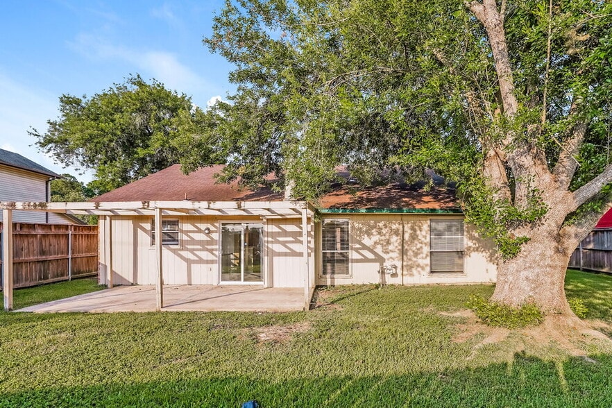 Building Photo - 14806 Chasemont Dr