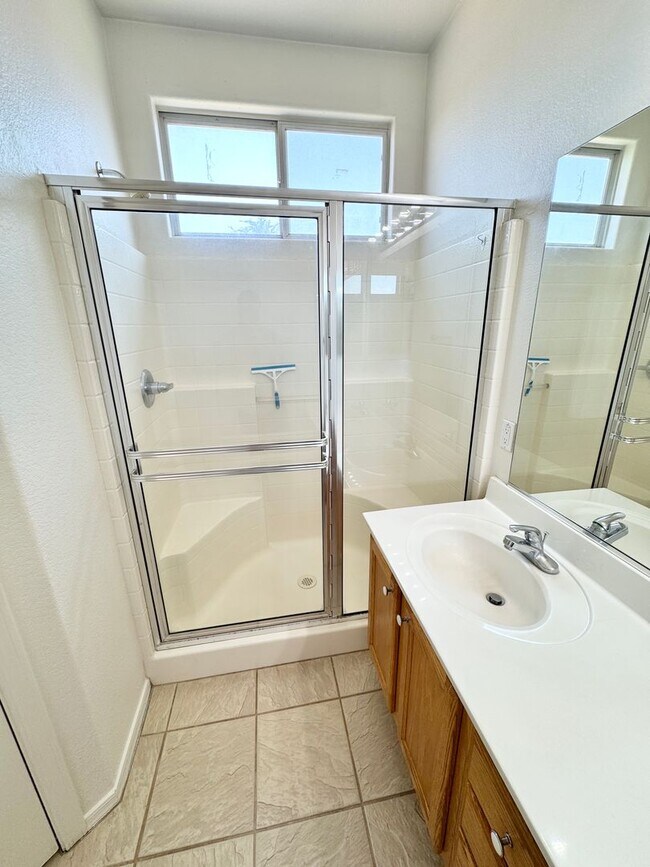 Building Photo - 4 Bedroom/2 Bath Single Level Home In Avondale! Golf Course Lot
